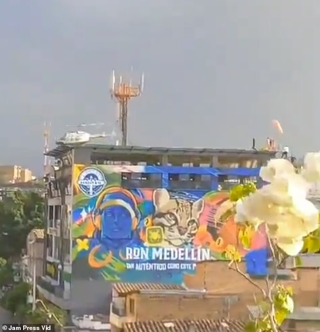 Das Video zeigt den Hubschrauber, der vom Dach des Hangar 45, einem Restaurant im Medellín-Viertel Manrique, abhebt, bevor er abstürzt