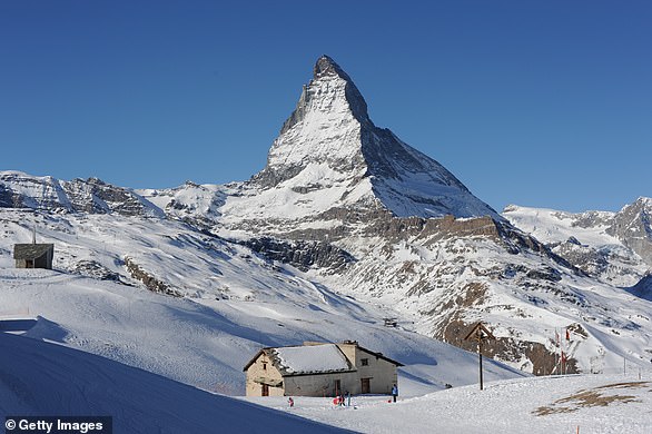 Oben der Gipfel des Matterhorns, das zwischen der Schweiz und Italien liegt