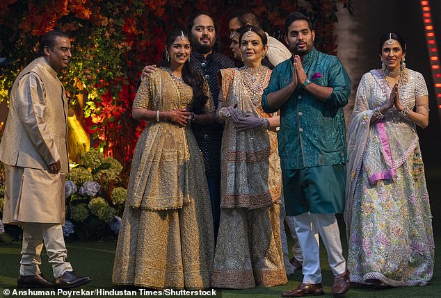 Anant Ambani und Radhika Merchant (Mitte) mit der Familie des Bräutigams bei ihrer Verlobungszeremonie