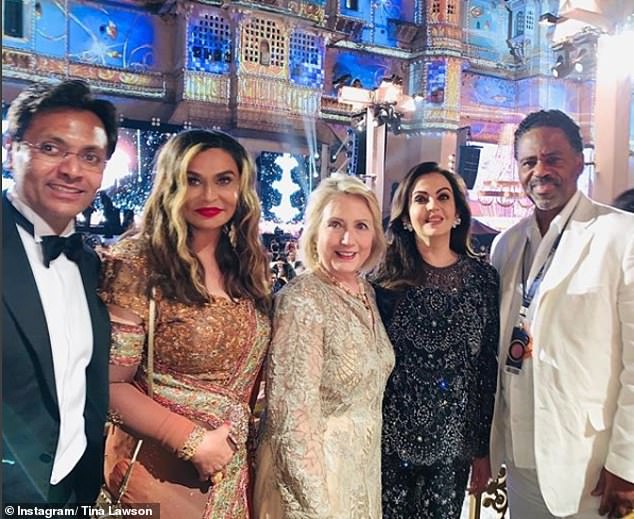 Hilary Clinton posierte 2018 mit Beyoncés Eltern und der Mutter der Braut bei Isha Ambanis Hochzeit