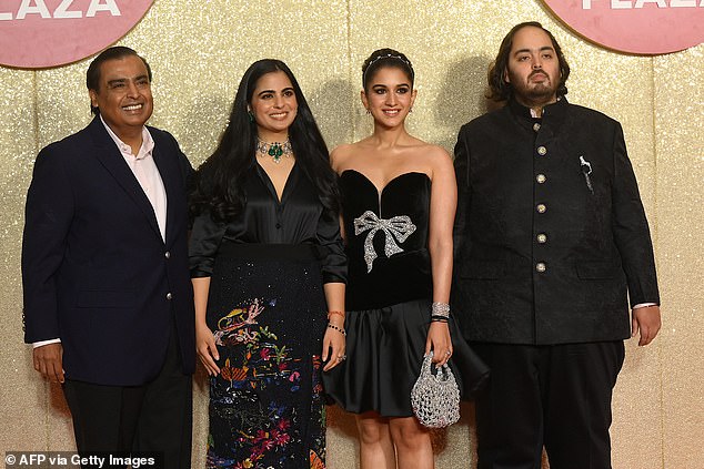 Der indische Milliardär und Geschäftsmann Mukesh Ambani (l.) mit seiner Tochter Isha Ambani (2.l.), seinem Sohn Anant Ambani (r.) und Radhika Merchant im Oktober 2023