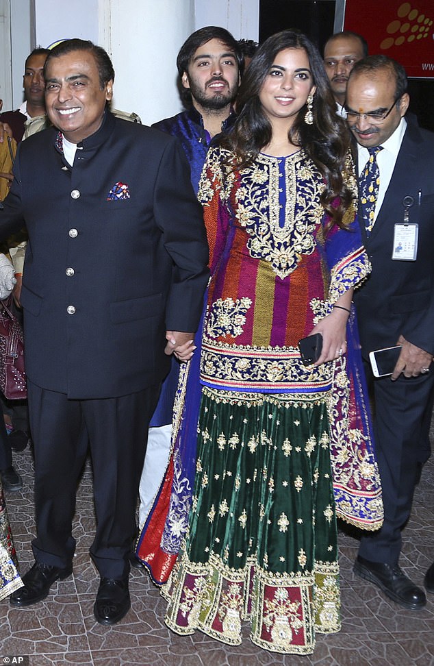 Mukesh Ambani (links) und seine Tochter Isha Ambani kommen zur Hochzeit der Bollywood-Schauspielerin Priyanka Chopra und Nick Jonas im November 2018