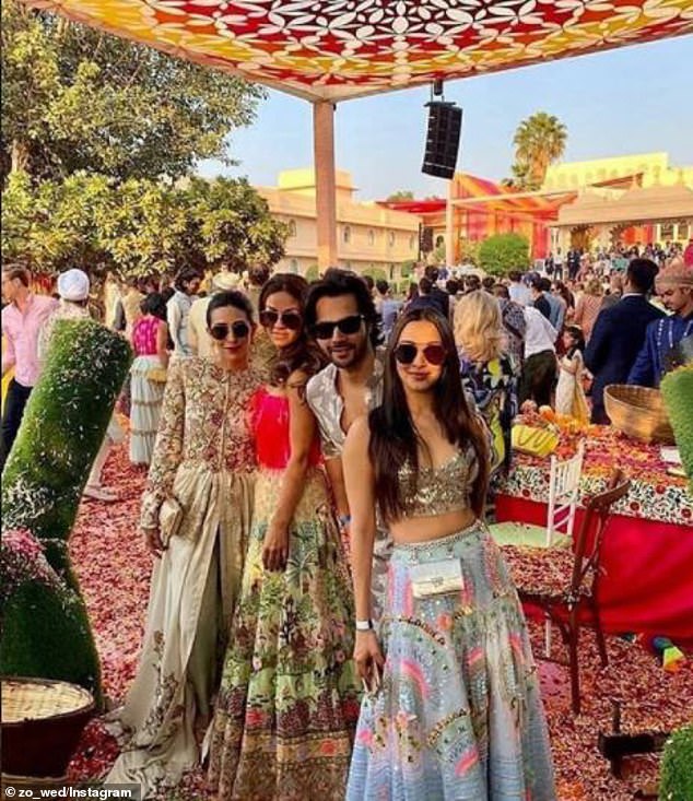 Der erste Hinweis auf die Großzügigkeit der Hochzeit war die aufwendig bestickte und vergoldete Dolce & Gabbana-Box, die die Gäste als Einladungen erhielten.  Zu den oben abgebildeten Gästen gehören die Bollywood-Stars Karishma Kapoor, Varun Dhawan und Kiara Aliaadvani