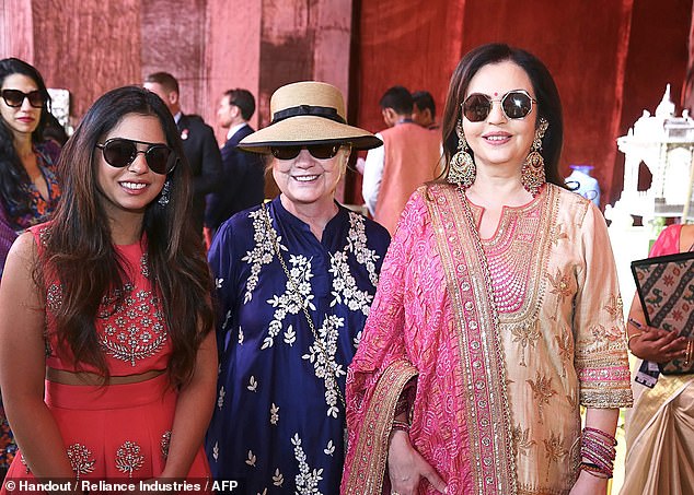 Berühmte Freundinnen: Hillary Clinton, Mitte, mit Braut Isha Ambani, links, und Mutter der Braut Nita am Sonntag.  Berichten zufolge wohnte Frau Clinton während eines früheren Besuchs in Mumbai bei den Ambani