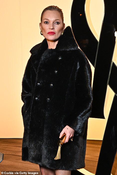 Die 50-jährige Kate erregte in einem eleganten Wintermantel aus Kunstpelz und einem bis zu den Oberschenkeln reichenden Kleid alle Blicke