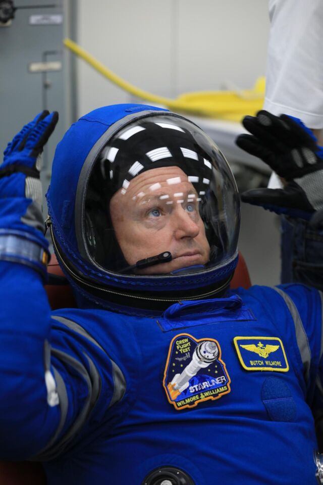 NASA-Astronaut Butch Wilmore, Kommandant des ersten Starliner-Besatzungsfluges, probiert 2022 während eines Crew-Validierungstests im Kennedy Space Center der NASA einen Boeing-Raumanzug an.