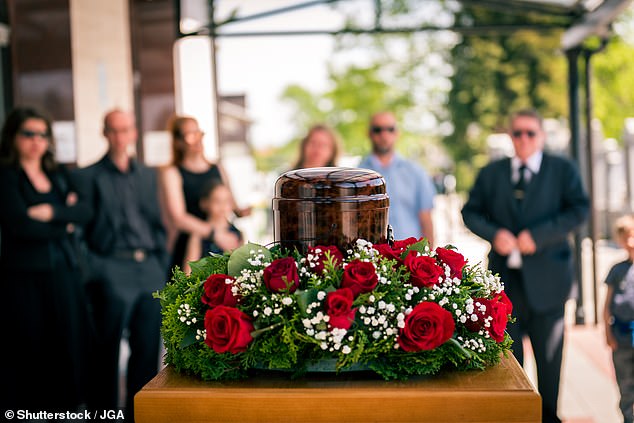 Alternative Bestattungen: Es gibt kein Gesetz, das die Bestattung einer Person auf einem anderen Boden als einem Friedhof verbietet, solange dadurch kein Risiko für die öffentliche Gesundheit entsteht