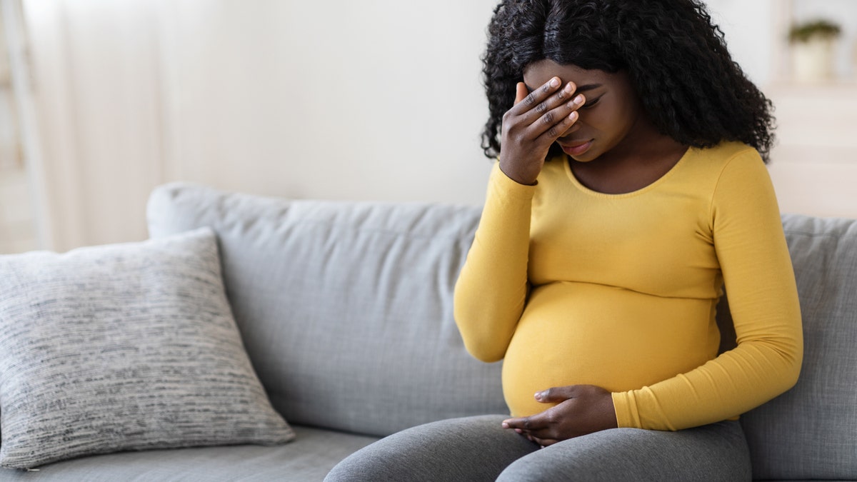 Schwangere Frau leidet
