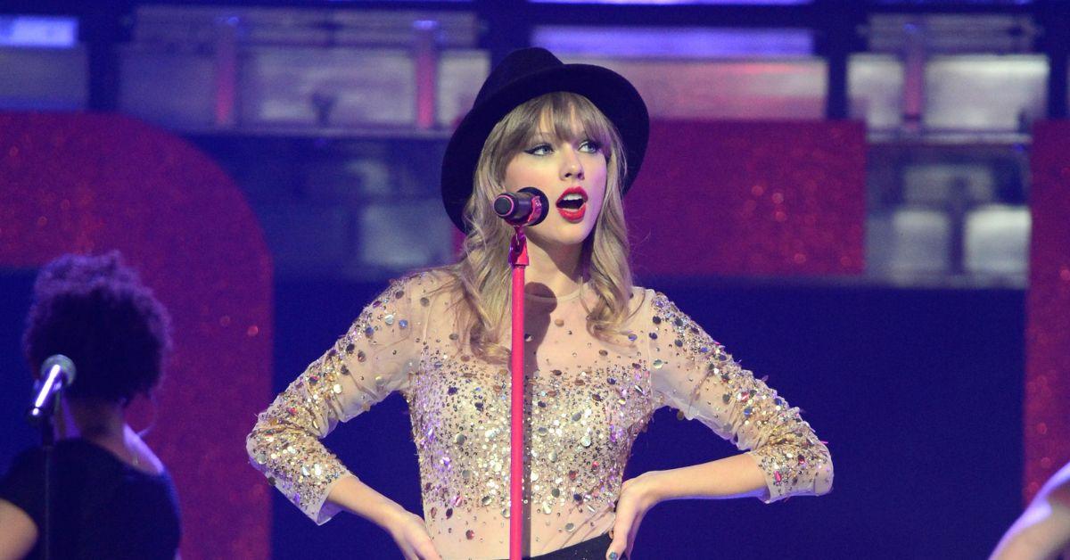 Taylor Swift trug während ihrer ursprünglichen „Red“-Ära den Hut, der schließlich als Inspiration für den Eras Tour „22“-Hut dienen sollte