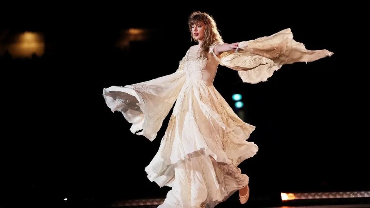 Taylor Swift tanzt während ihrer Eras Tour-Show im Accor Stadium am 23. Februar 2024