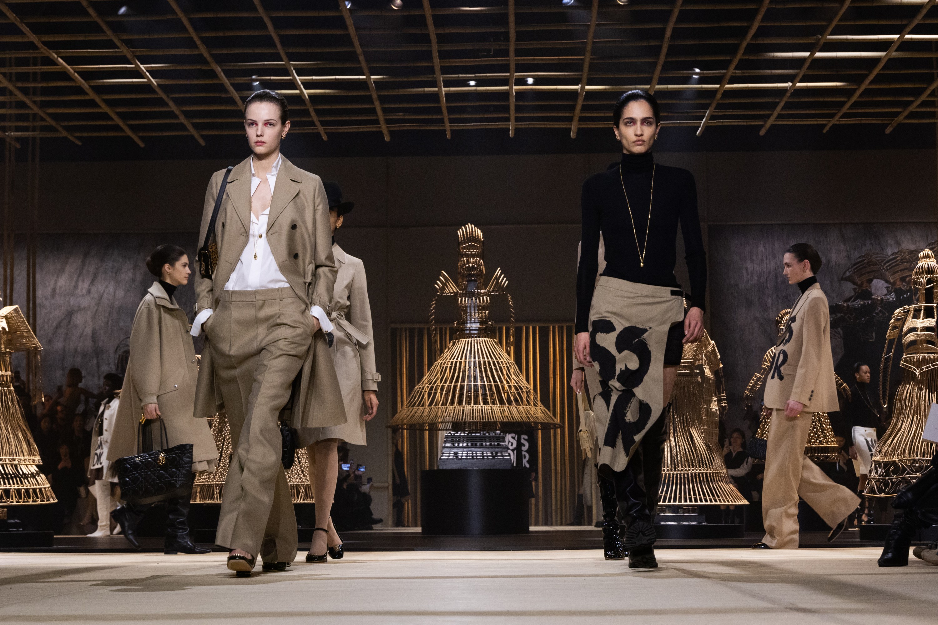 Models laufen während der Christian-Dior-Show im Rahmen der Paris Fashion Week über den Laufsteg