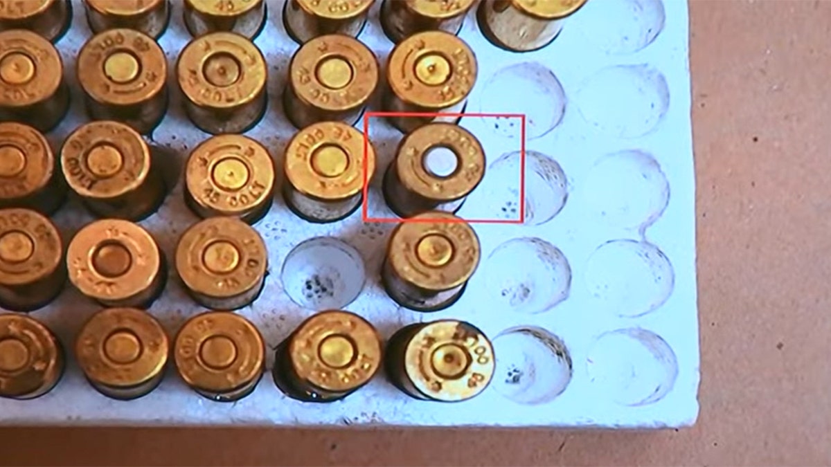 Ein Foto, das scharfe Munition am Set zeigt "Rost."