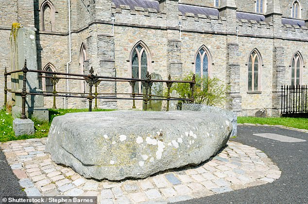 In Downpatrick besucht Lizzie das Grab von St. Patrick (im Bild) in der Down Cathedral