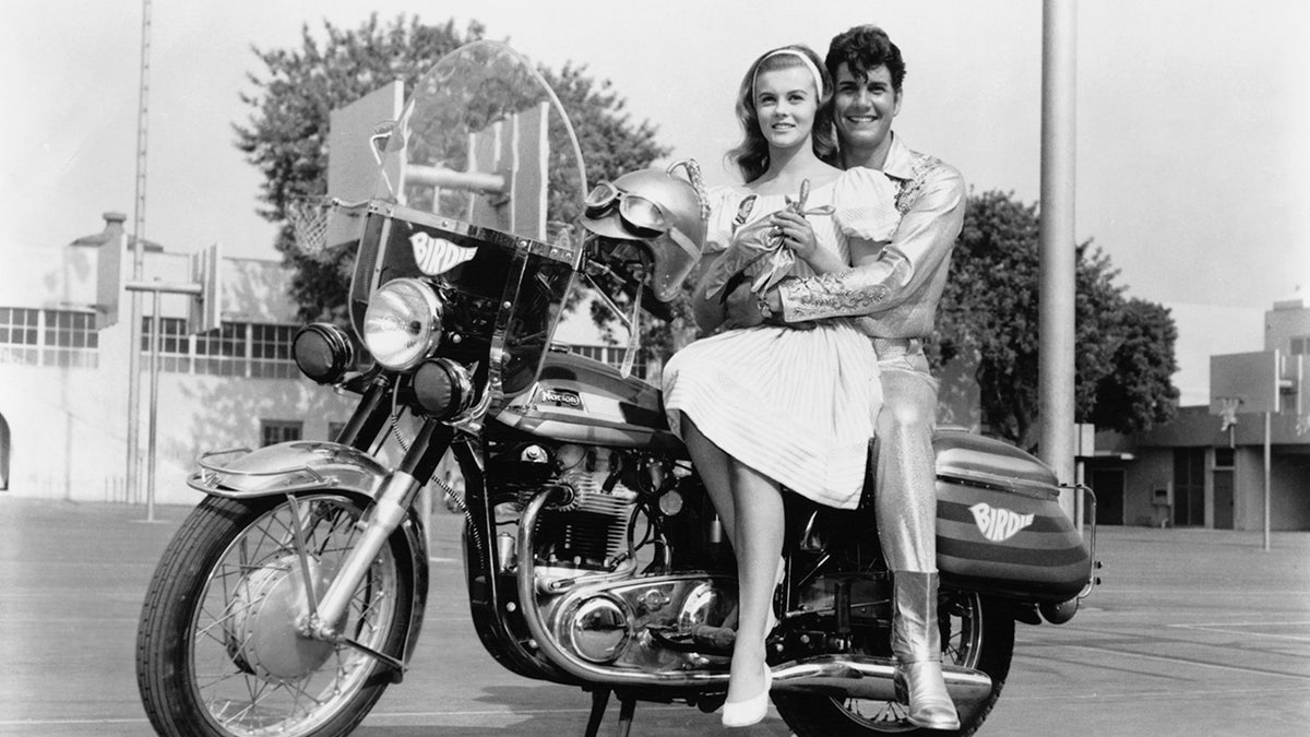Ann-Margret mit ihrem männlichen Co-Star auf einem Motorrad
