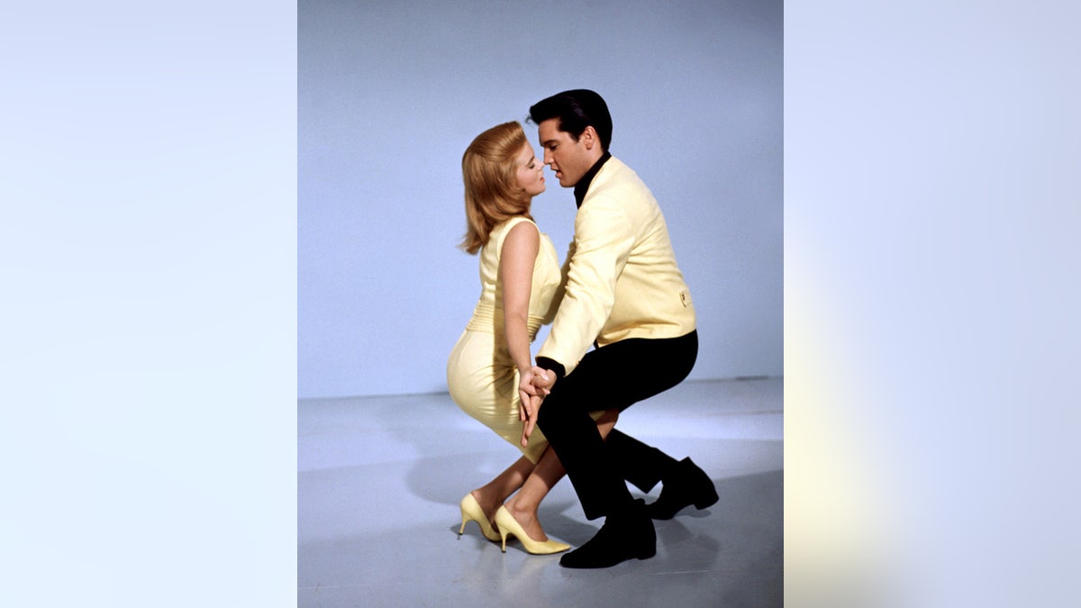 Ann-Margret tanzt mit Elvis Presley