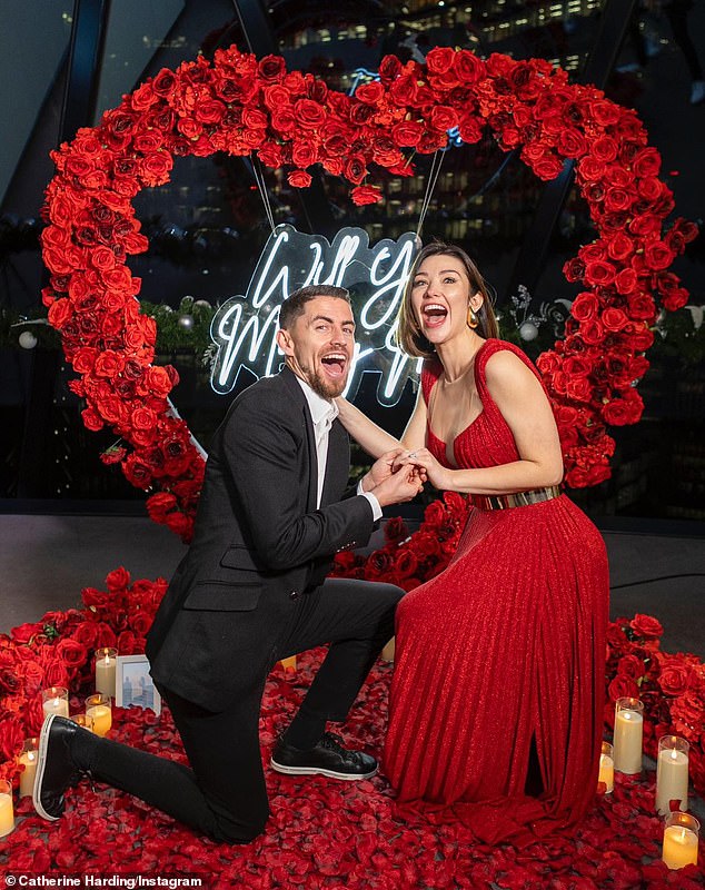 Der Arsenal-Fußballer Jorginho, 31, und seine Verlobte Catherine, 32, werden im Rahmen der Serie auch über ihre Hochzeitsvorbereitungen berichten