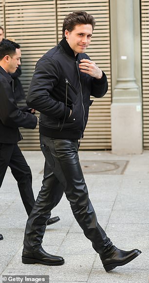 Brooklyn kombinierte seine Lederhose und Jacke mit schwarzen Stiefeln, als er zur Show ging