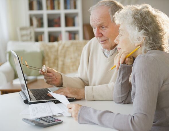 Älteres Paar geht Rechnungen mit Laptop durch