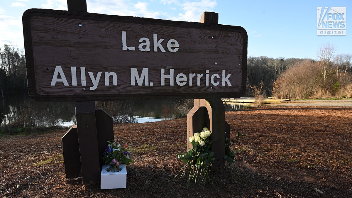 Am Lake Herrick auf dem Campus der University of Georgia befindet sich ein Denkmal für Laken Riley