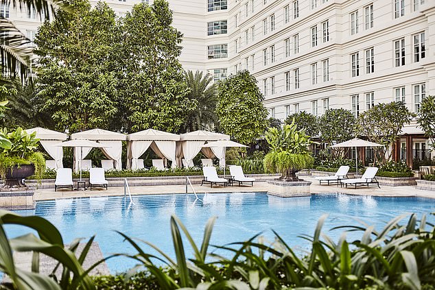 Der Pool des Hotels im Kolonialstil liegt „inmitten üppiger, angelegter Gärten“.