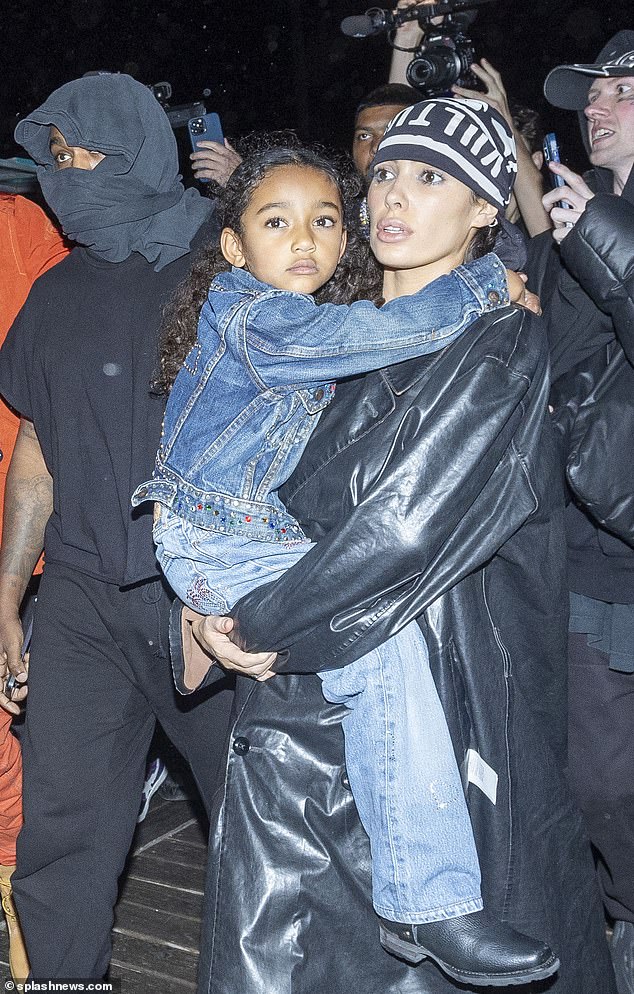 Kim Kardashian, 43, verlangte, dass Bianca sich „vertuscht“, wenn sie mit den Kindern zusammen ist, die sie mit Kanye teilt (Bianca war letzten Monat dabei zu sehen, wie sie ihre sechsjährige Tochter Chicago hielt).