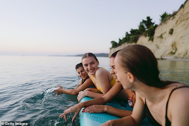 Laut der Umfrage kommen 73 Prozent der Briten entspannter von einem Urlaub mit Freunden zurück, im Gegensatz zu 61 Prozent im Familienurlaub