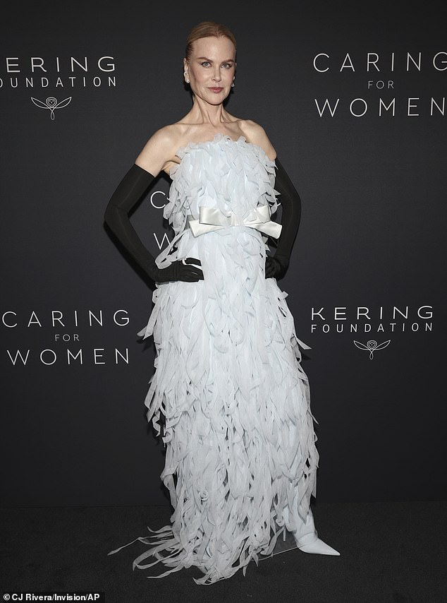 Nicole Kidman zeigte ihre innere Eiskönigin in einem verzierten Kleid von Balenciaga, das sie mit langen schwarzen Handschuhen kombinierte