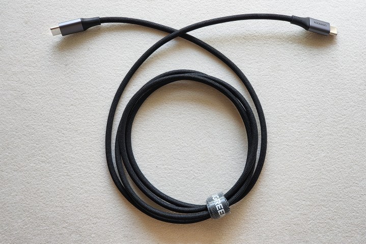 Das USB-C-Kabel, das mit dem Ugreen Nexode 300W USB-Hub geliefert wird.