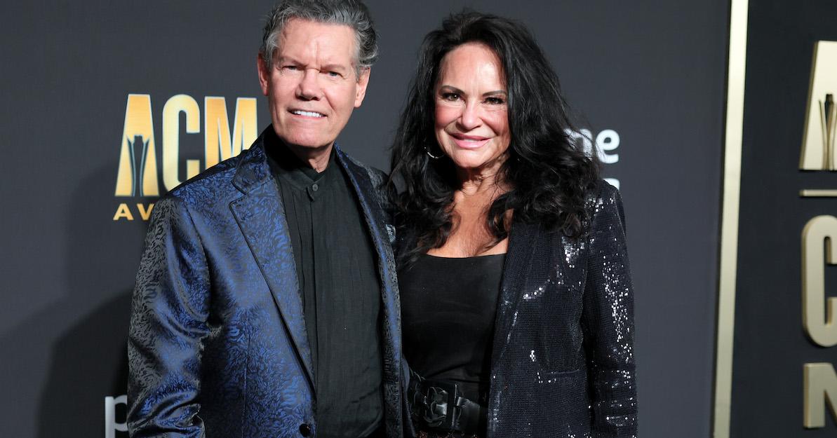 Randy und Mary Travis bei den ACM Awards 2023.