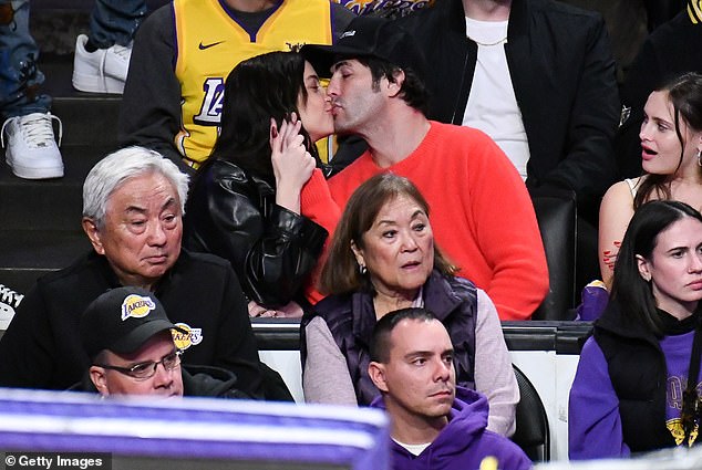 Seit sie im Januar 2023 zum ersten Mal zusammen bei einem Basketballspiel der Los Angeles Lakers gesehen wurden (Bild: Dezember 2023), sind die Turteltauben auf einem guten Weg.