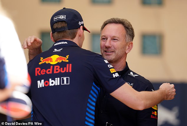 Horner umarmt den dreimaligen Champion Verstappen in Bahrain vor dem Auftakt im Jahr 2024
