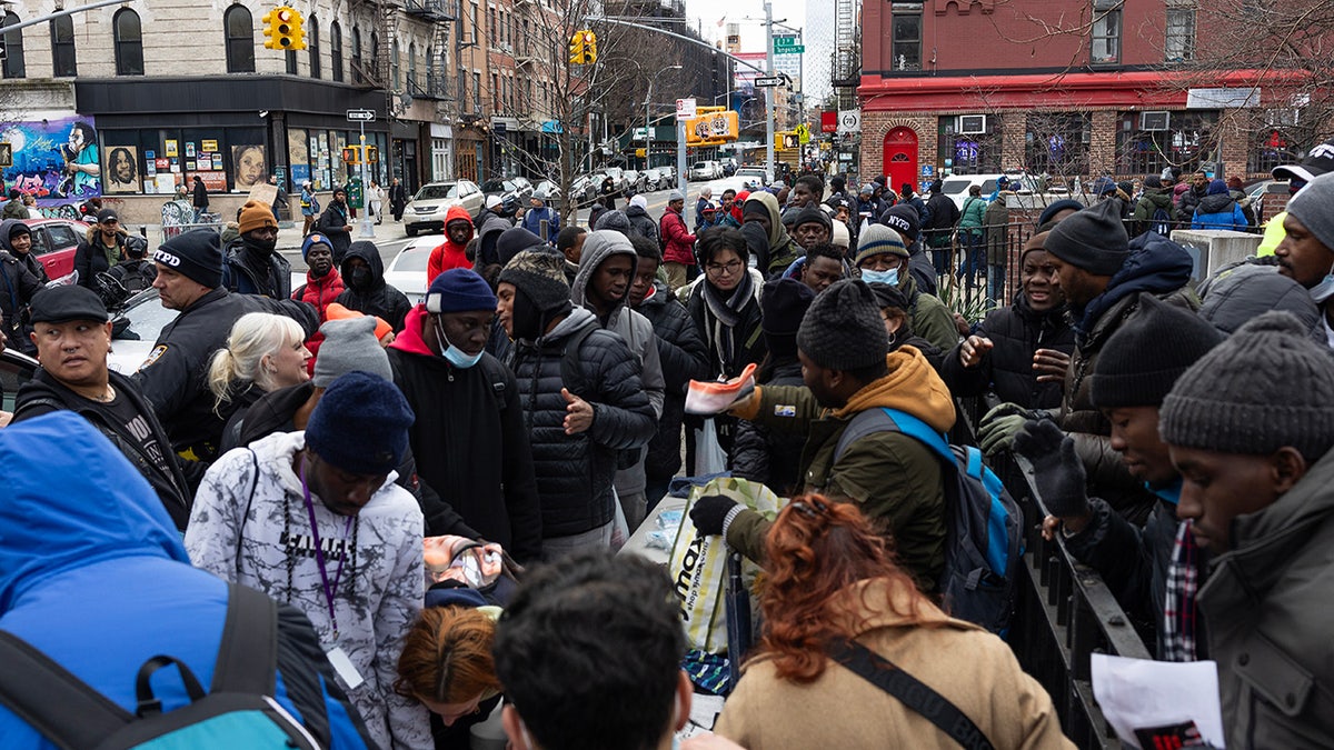 Migranten bekommen in New York Essen