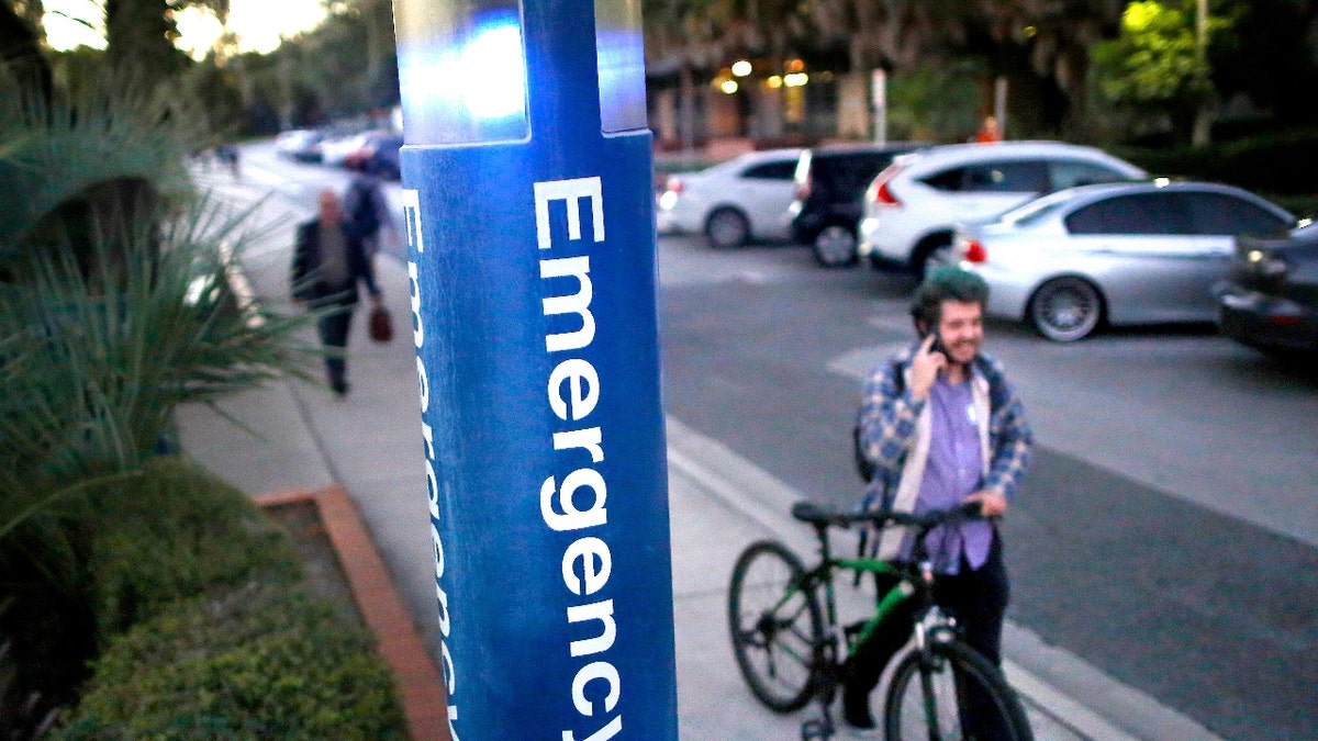 Ein Foto eines blauen Notfalllichts in der Nähe eines Bürgersteigs