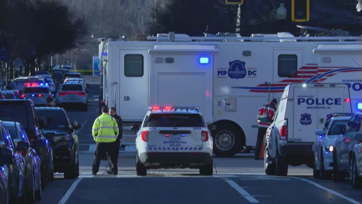 Polizei- und Rettungsfahrzeuge melden sich am Tatort einer Schießerei unter Beteiligung eines Beamten in Washington, D.C