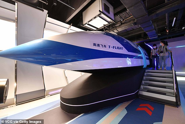 Der T-Flight-Zug erreichte auf einer kurzen Teststrecke eine Rekordgeschwindigkeit von 387 Meilen pro Stunde – sogar schneller als der japanische MLX01 Maglev, der schnellste Zug der Welt im Betrieb (361 Meilen pro Stunde).  Im Bild ein Modell eines T-Flight-Überschallzuges, ausgestellt während einer Ausstellung in Peking, Mai 2023