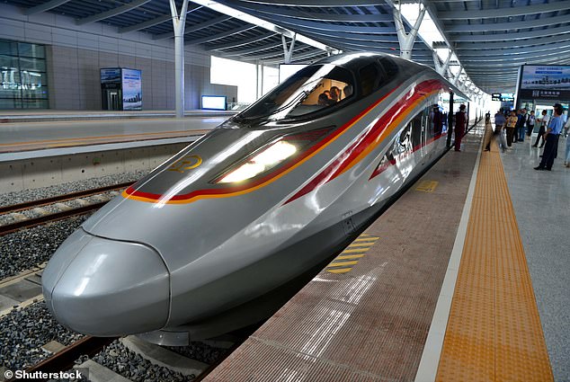 In China gibt es Hochgeschwindigkeitszüge vom Typ „Fuxing“, die jedoch nicht die Magnetschwebetechnik (Maglev) nutzen.  Im Bild fährt der Fuxing-Zug vom Bahnhof Fuzhounan ab