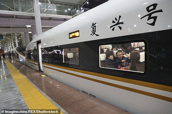 Passagiere besteigen einen Hochgeschwindigkeitszug „Fuxing“ auf der Hochgeschwindigkeitsstrecke Peking-Shanghai, bevor dieser am 20. November 2017 den Bahnhof Cangnan verlässt