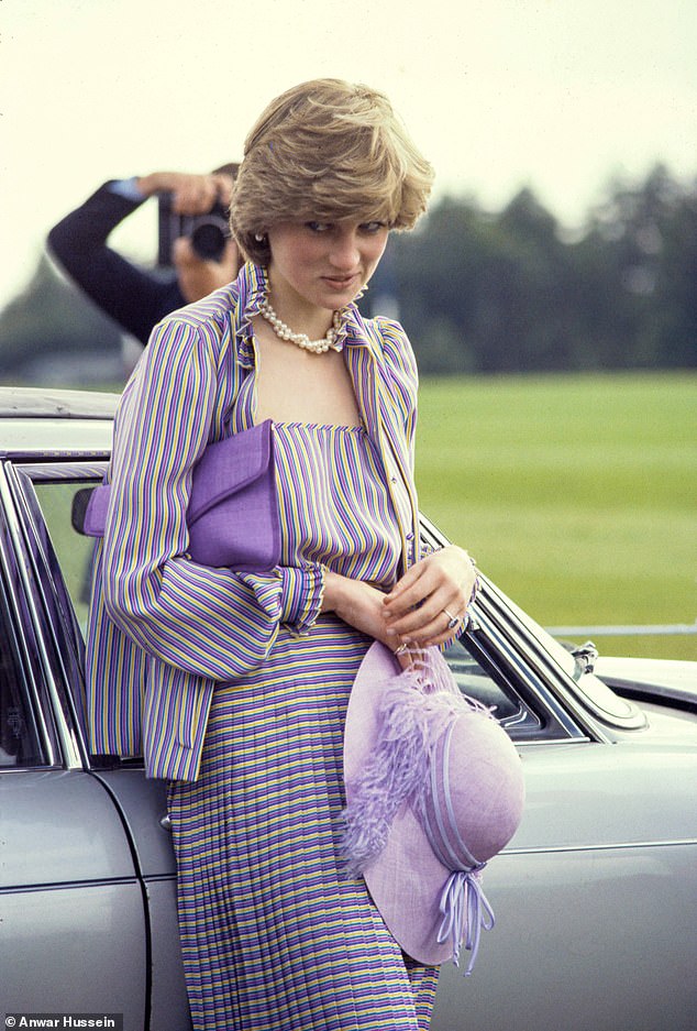 Diana besucht Ascot einen Monat vor ihrer Hochzeit mit Prinz Charles im Jahr 1981 und trägt ein gestreiftes Kleid und einen passenden lila Hut
