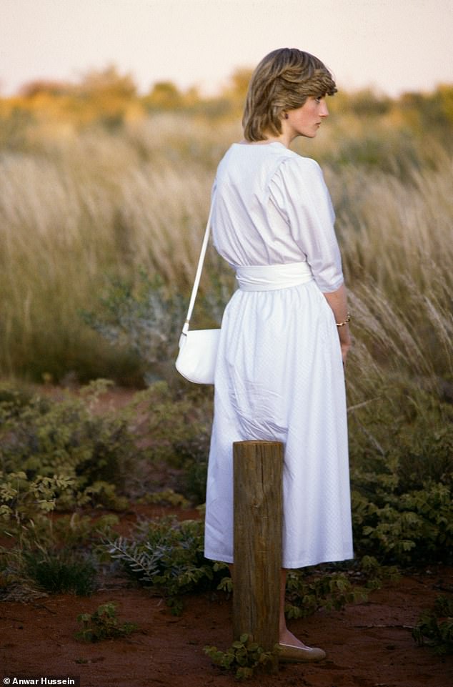 Die Ausstellung zeigt mehrere weniger bekannte Bilder, wie zum Beispiel dieses von Diana in einem lässigen weißen Hemdkleid für einen Besuch am Ayers Rock während einer königlichen Reise durch Australien im Jahr 1983