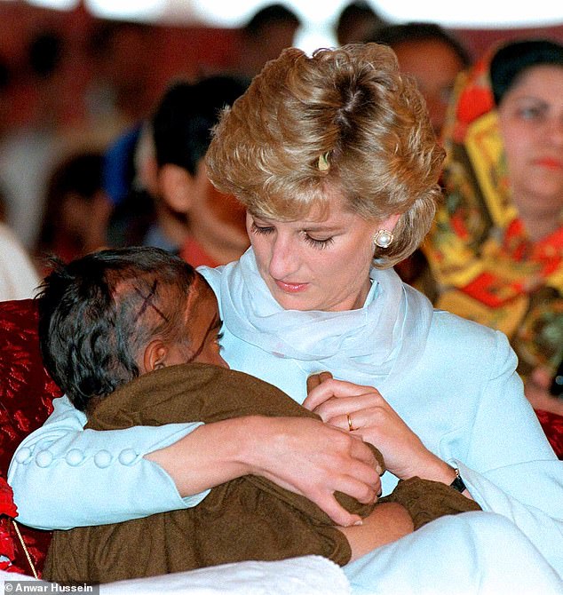 Anwar sagte, Diana habe ihm erzählt, dass ein Bild, auf dem sie während eines Krankenhausbesuchs in Lahore im Jahr 1996 ein Kind wiegte, ihr „Lieblingsfoto von allen“ sei.