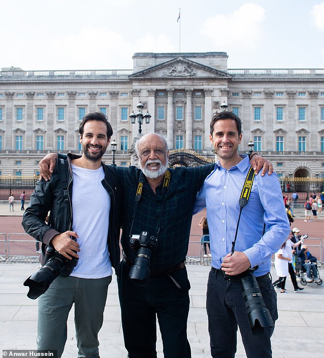 Anwar Hussein und seine beiden Söhne Samir und Zak (im Bild vor dem Buckingham Palace) werden ihre bemerkenswerten Fotos der verstorbenen Prinzessin und ihrer Familie teilen