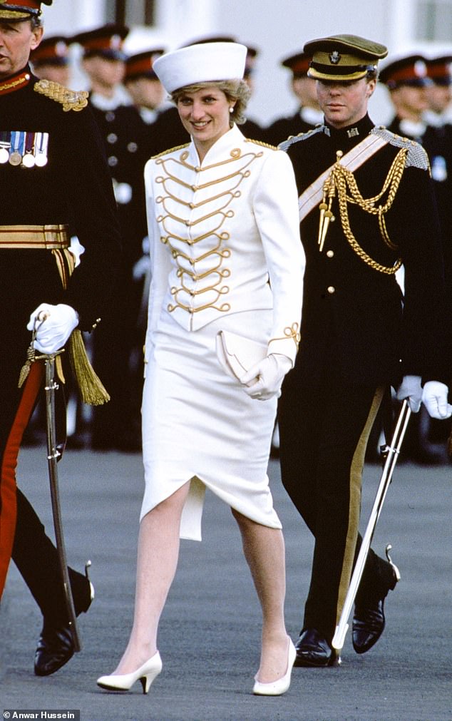 Prinzessin Diana bei einer Ohnmachtsparade an der Royal Military Academy in Sandhurst, Surrey, April 1987