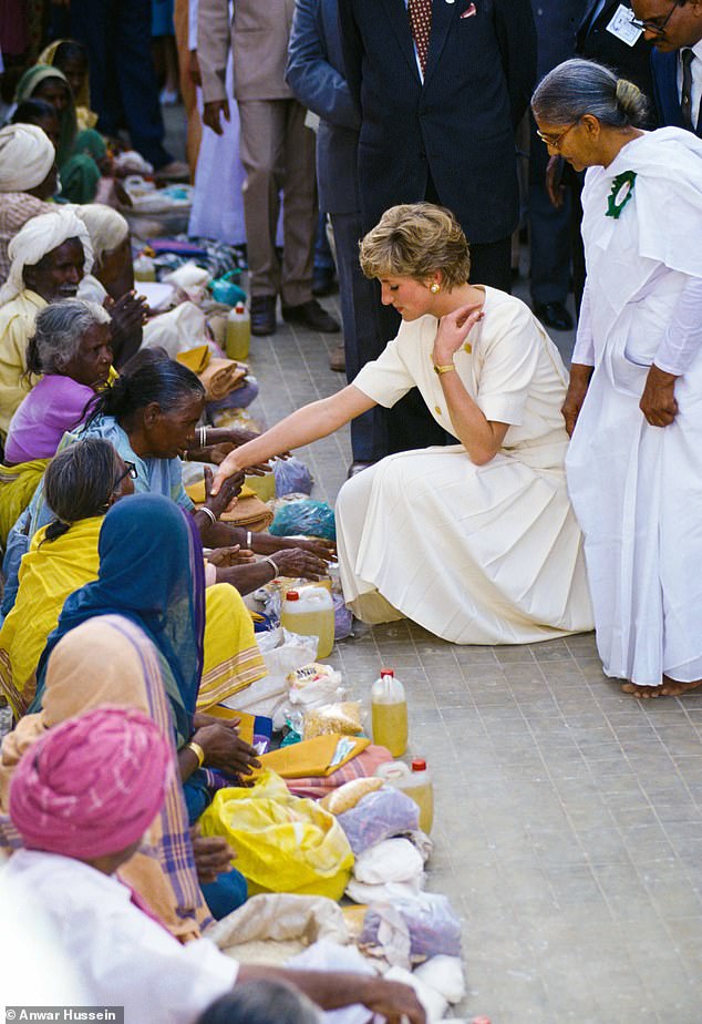 Prinzessin Diana besucht im Februar 1992 das Mianpur Old Age Welfare Centre in Indien. Sie trägt ein cremefarbenes Kleid mit Faltenrock und goldenen Knöpfen, entworfen von Catherine Walker