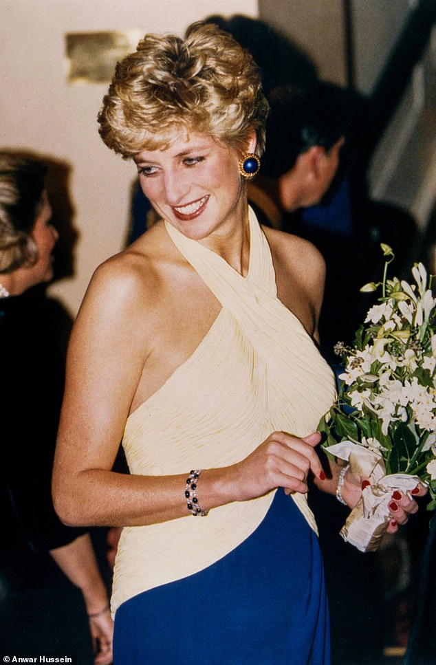 1992 trug sie ein cremefarbenes Neckholder-Kleid für eine Plácido Domingo-Veranstaltung in Covent Garden, London