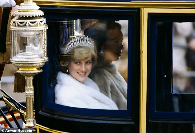 Diana in ihrer Hochzeitskutsche während ihrer Hochzeit mit Charles im Jahr 1981