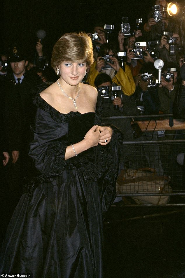 Sie trug ein trägerloses schwarzes Kleid bei ihrem ersten offiziellen öffentlichen Auftritt mit Charles im März 1981 bei einer Abendgarderobe-Veranstaltung in der Goldsmith's Hall zugunsten des Royal Opera House