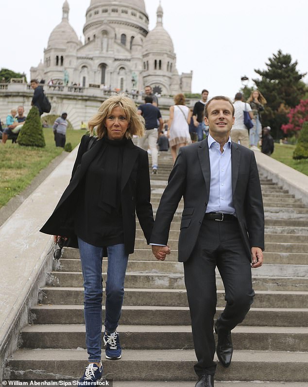 Das glückliche Paar geht am 4. September 2016 die Stufen der Sacré-Coeur in Paris hinunter