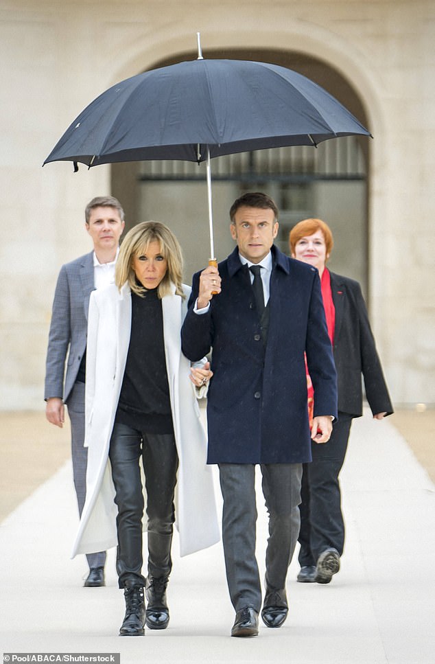 Brigitte Macron und ihr Ehemann, der französische Präsident Emmanuel Macron, während der Einweihung des Internationalen Französischen Sprachzentrums im Chateau de Villers Cotterets in Villers-Cotterets, Frankreich, am 30. Oktober 2023