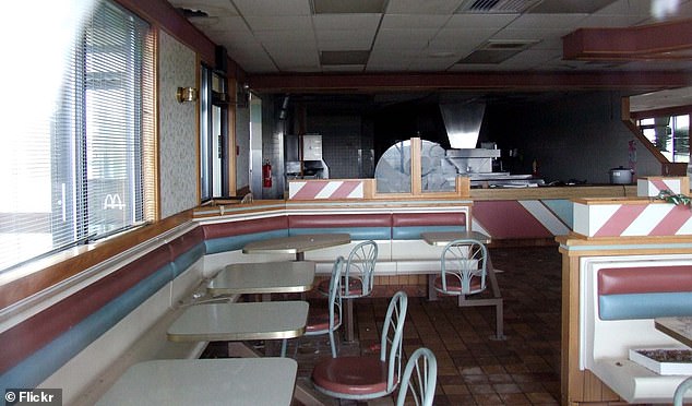 Ein vom Benutzer Travis S. auf Flickr hochgeladenes Foto zeigt auch die Innenräume des Lokals mit Terrakotta-Fliesenboden und Plastiksitzen im Retro-Stil
