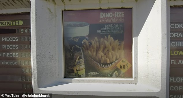 Als Zeichen der Zeit, als Jurassic Park ein Riesenerfolg in den Kinos war, wirbt ein Schild am Drive-in-Stand für ein Essen in „Dino-Größe“.